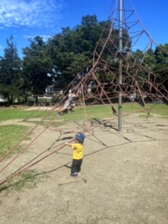 立沢公園の遊具で遊んでいる様子